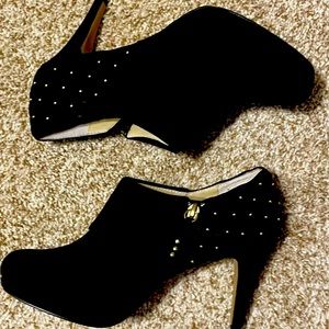 Adrienne Vittadini Black Suede Cuffed Studded Ankle Bootie stiletto 9-1/2 M EUC